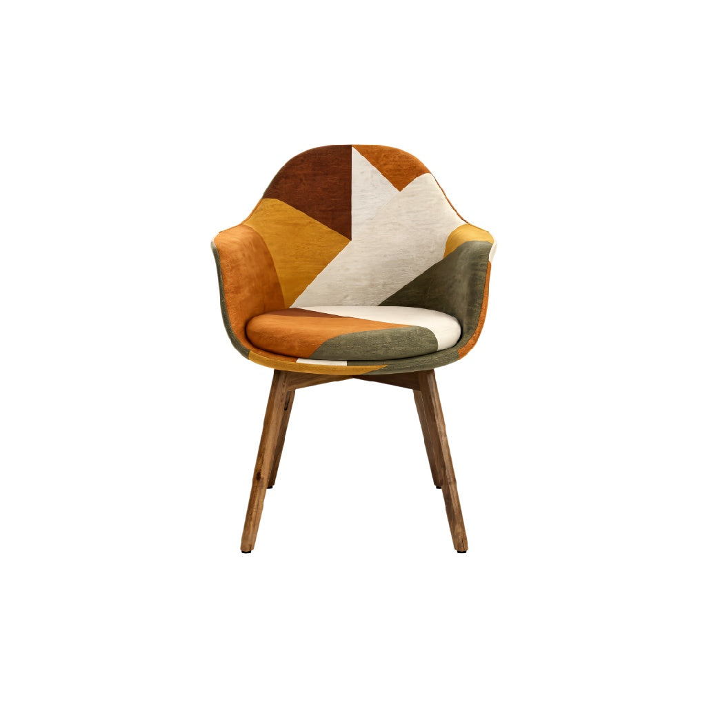 **Moderne fauteuil met kleurrijke bekleding en houten poten**